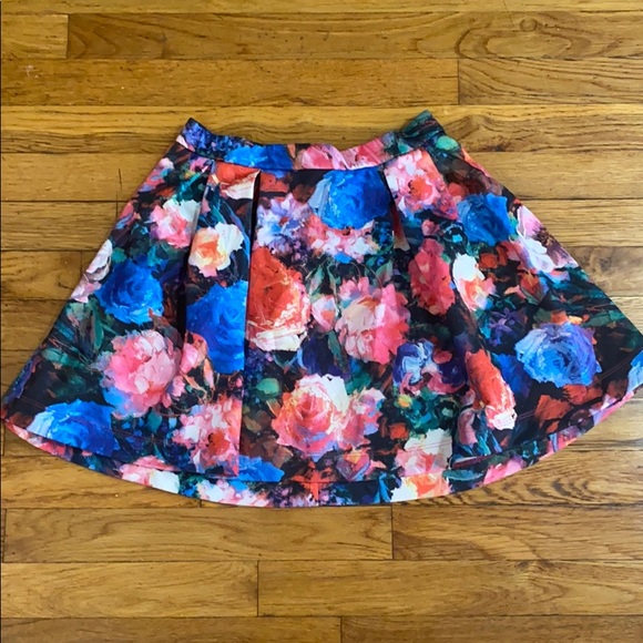 Express painted floral scuba mini skirt - Picture 2 of 3